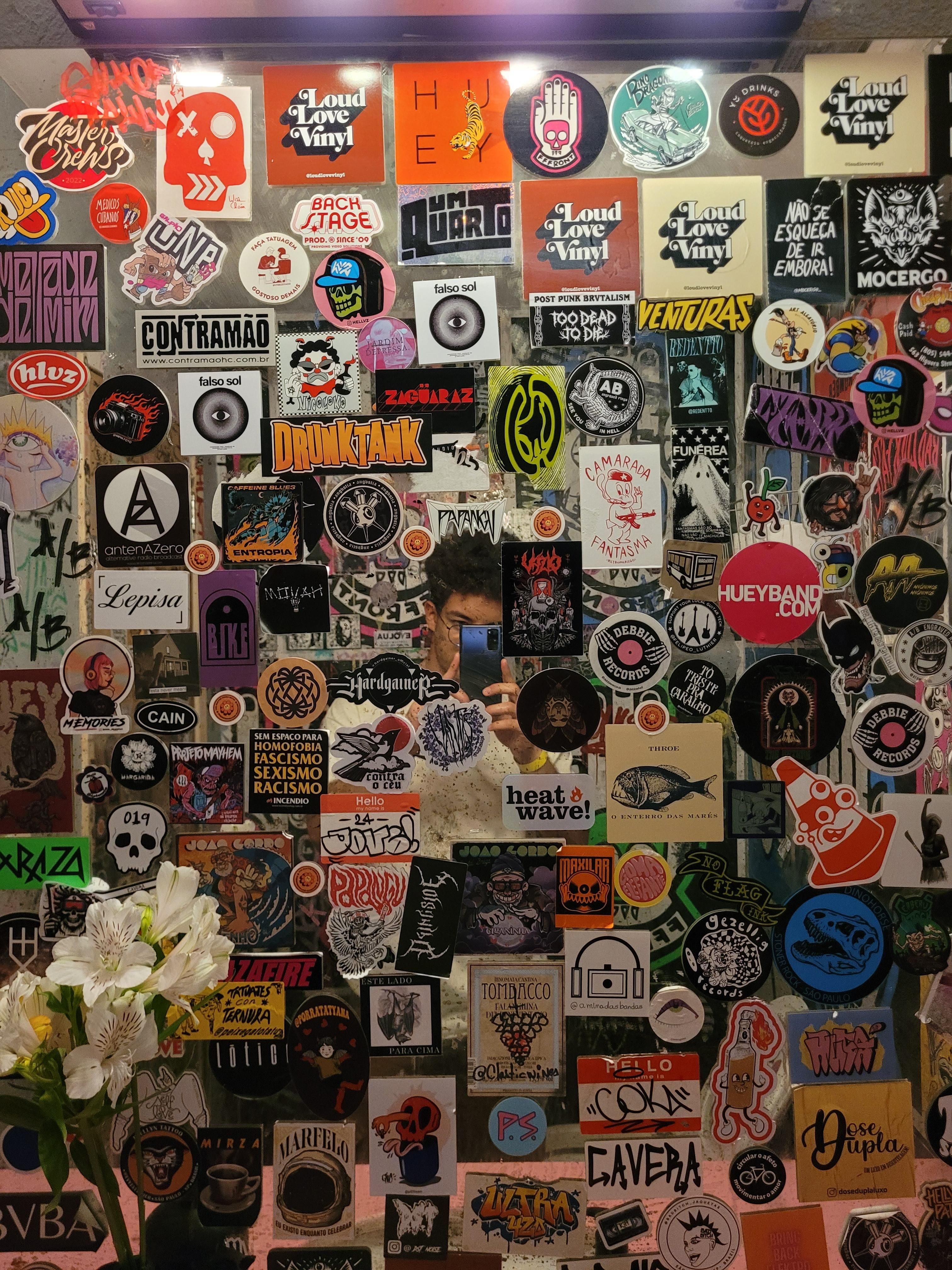 Meio das marcas, meio do espelho, minha cara.Meio das marcas, meio do espelho, minha cara.