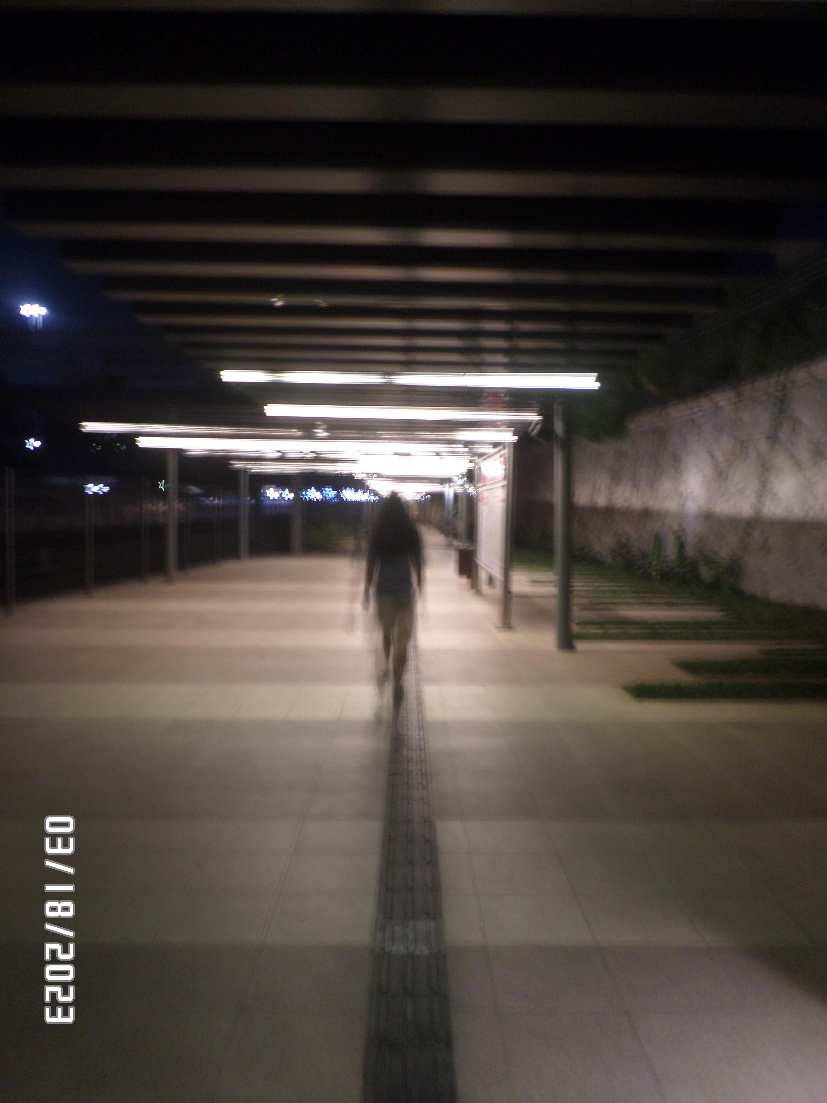 Ele anda num corredor aberto, longos cabelos soltos, duras luzes acima e um mundo enebriado. 18/03/2023