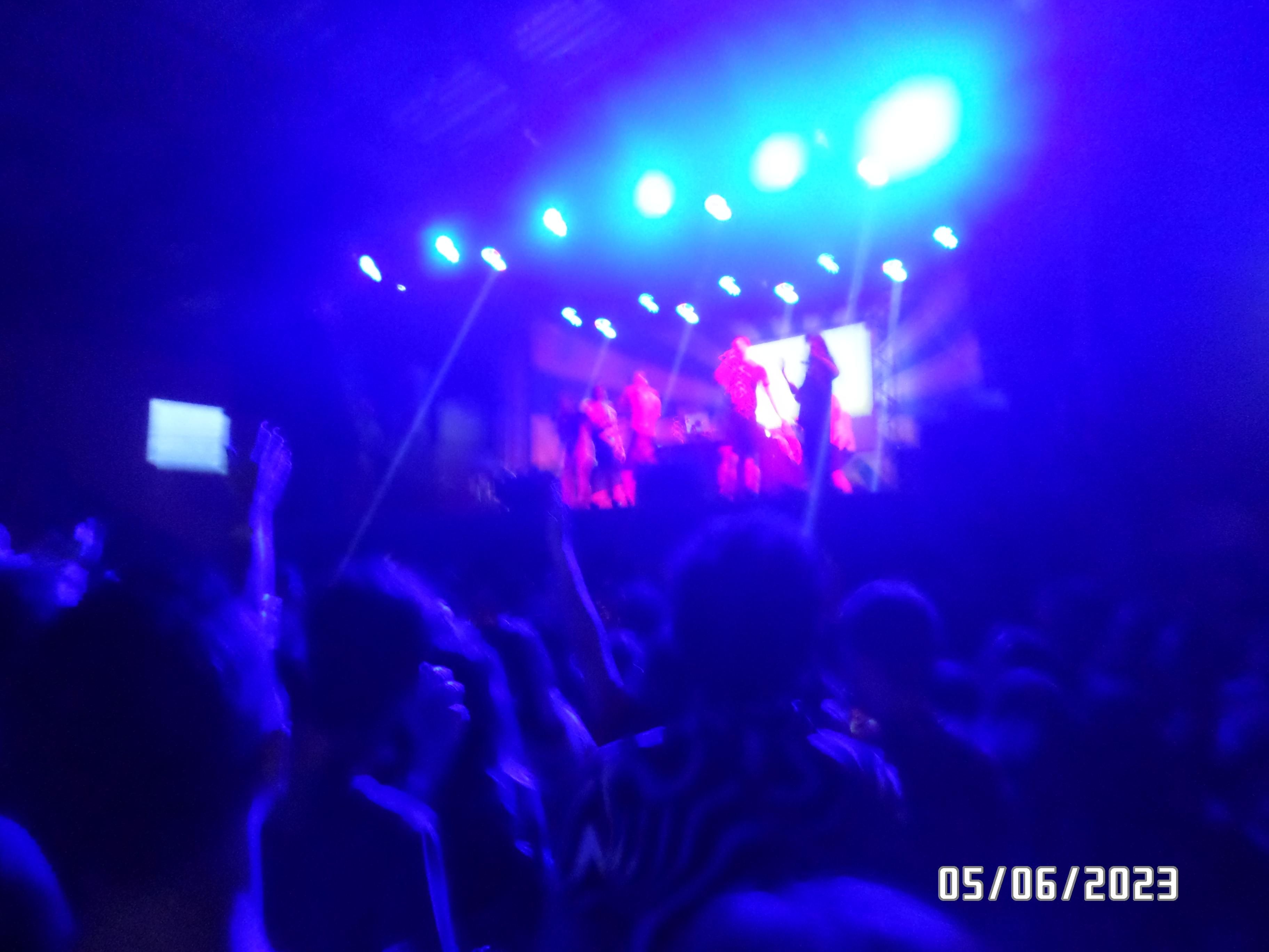 Outra festa, outro palco, no meio da multidão, em azul, eu desapareço. 06/05/2023